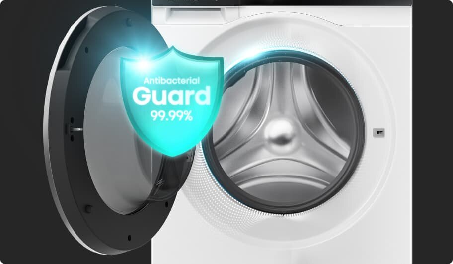 Obraz przedstawia otwarte drzwiczki pralki z widocznym bębnem. Na drzwiczkach znajduje się grafika z napisem \'Antibacterial Guard 99.99%\'.