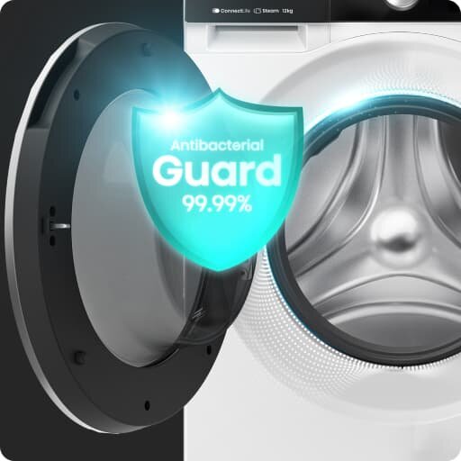 Obraz przedstawia bęben pralki z otwartymi drzwiami, na których widoczna jest grafika z napisem \'Antibacterial Guard 99.99%\'.