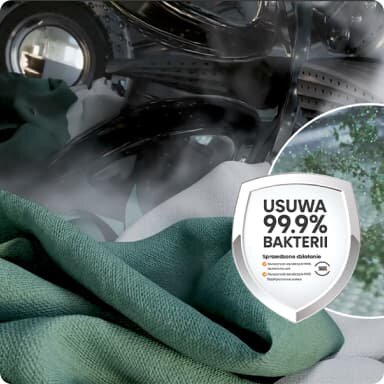 Obraz przedstawia wnętrze pralki z widocznymi ubraniami oraz tarczą z napisem \'USUWA 99.9% BAKTERII\'. W tle widoczna jest para wodna i fragment bębna pralki.