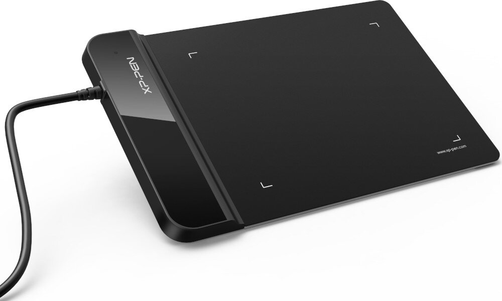 Czarny tablet graficzny z logo \'XP-PEN\' i czterema białymi narożnikami na powierzchni roboczej. Tablet jest podłączony kablem z jednej strony.