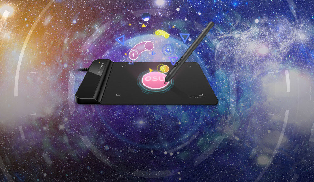 Tablet graficzny z piórem na tle kosmicznej grafiki z kolorowymi elementami i napisem \'osu!\'. Na tablecie widoczne jest logo \'XP-PEN\'.