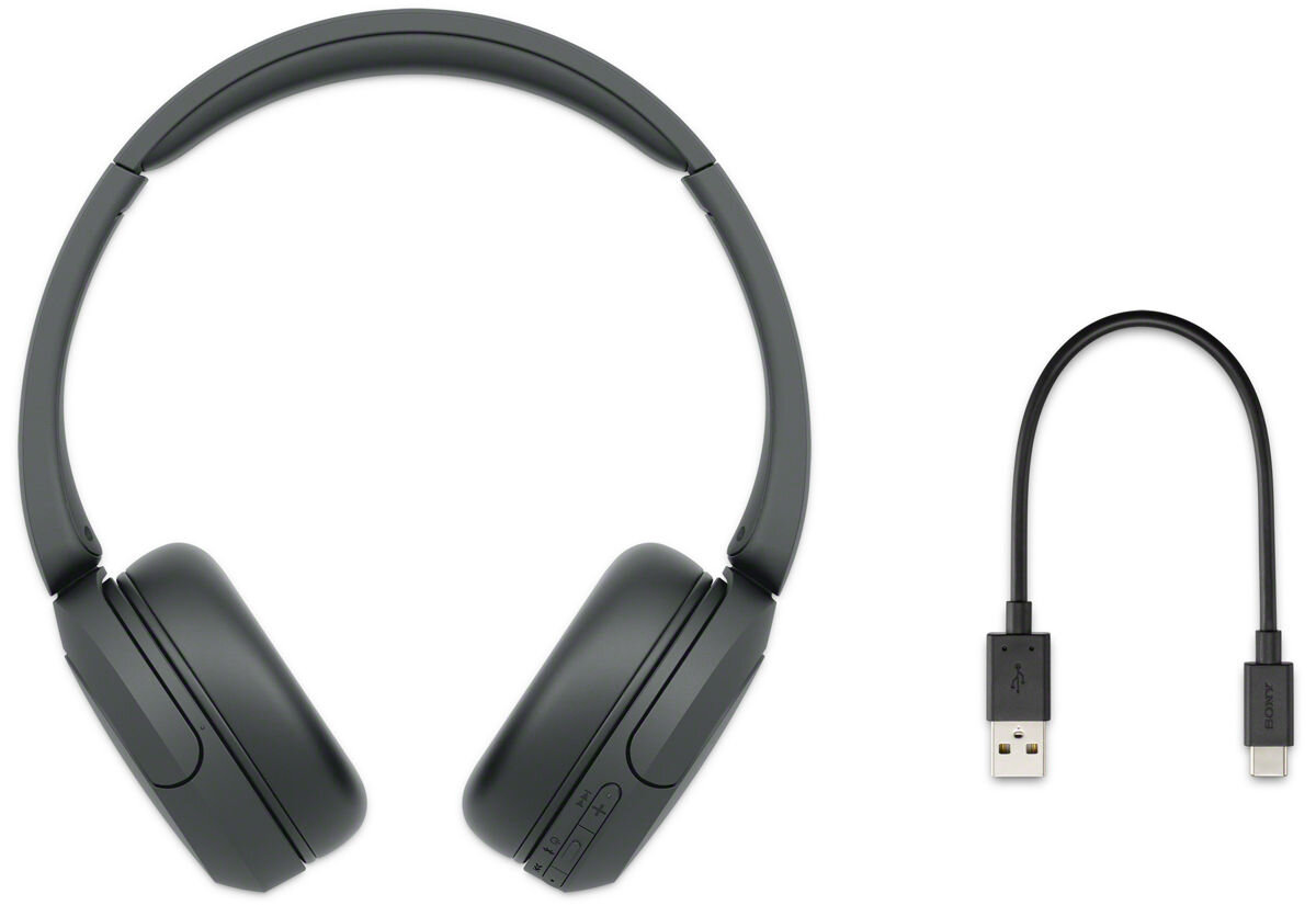 Na obrazie widoczne są czarne słuchawki nauszne oraz krótki kabel USB z końcówkami USB-A i USB-C.