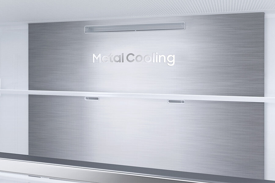 Wnętrze lodówki z metalową ścianą z napisem \'Metal Cooling\'.