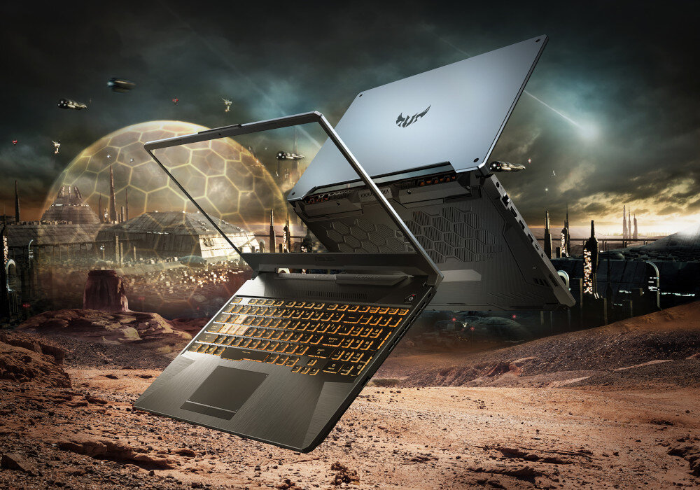 Laptop z podświetlaną klawiaturą unosi się w futurystycznym, kosmicznym krajobrazie. Na obudowie widoczne jest logo w kształcie skrzydeł.