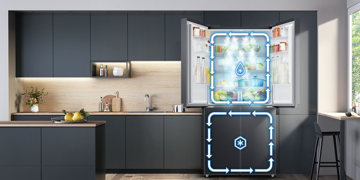 Grafika prezentuje innowacyjny podwójny system chłodzenia Twin Cooling Plus, który gwarantuje optymalne oddzielenie przestrzeni chłodziarki od zamrażarki. Kuchnia z ciemnymi szafkami, w której znajduje się otwarta lodówka z widocznymi strzałkami wskazującymi przepływ powietrza wewnątrz. Na blacie stoją owoce i akcesoria kuchenne.