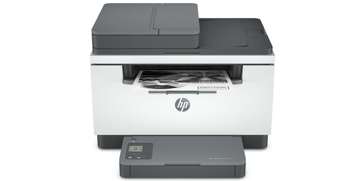 Urządzenie wielofunkcyjne z widocznym logo HP na przednim panelu. Na urządzeniu znajduje się wydrukowana kartka z czarno-białym obrazem.