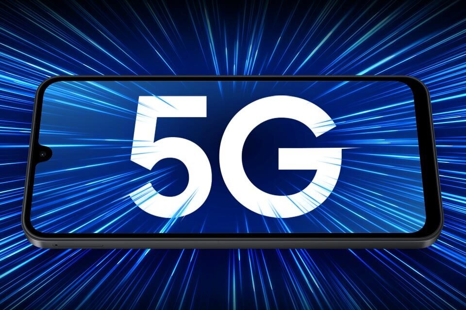 ultraszybka sieć 5G Smartfon z wyświetlaczem pokazującym duży napis \'5G\' na tle niebieskich promieni świetlnych.