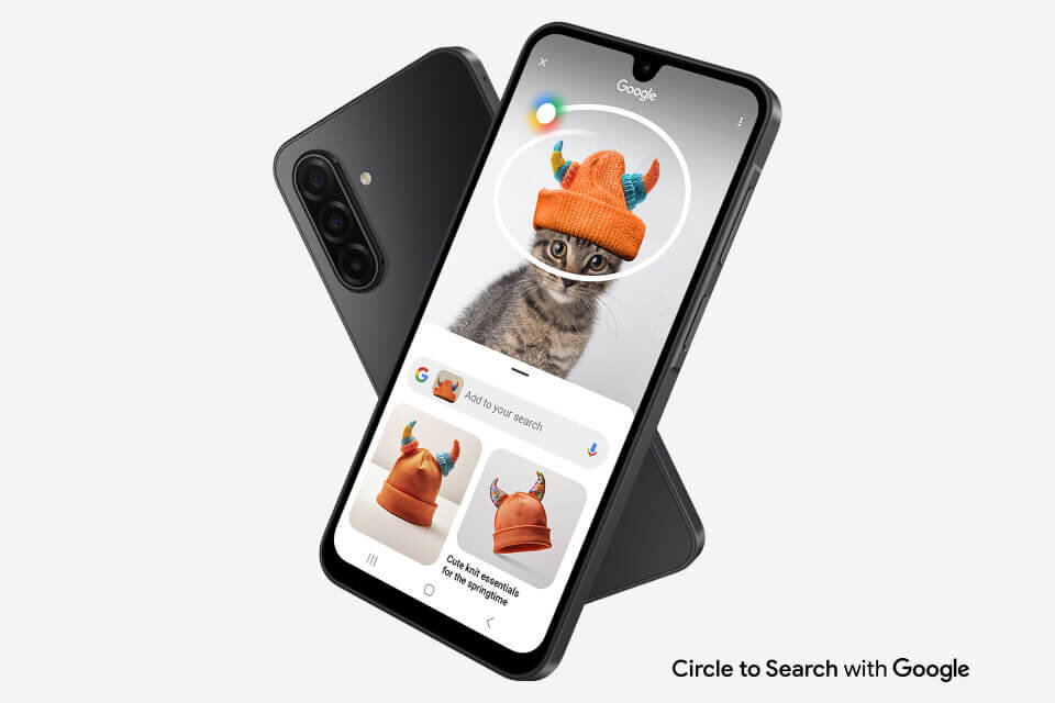 łatwo wyszukuj produkty Dwa smartfony, jeden z wyświetlaczem pokazującym aplikację Google z obrazem kota w pomarańczowej czapce. Na ekranie widoczne są także miniatury czapek oraz tekst \'Circle to Search with Google\'.