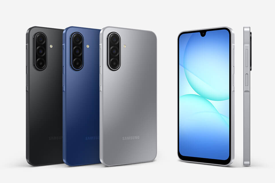 smukłe i eleganckie smartfony Galaxy A17 Na obrazie widoczne są trzy smartfony w kolorach czarnym, niebieskim i srebrnym, z wyświetlonym ekranem oraz widokiem z boku. Na tylnej obudowie każdego z nich znajduje się potrójny aparat fotograficzny.