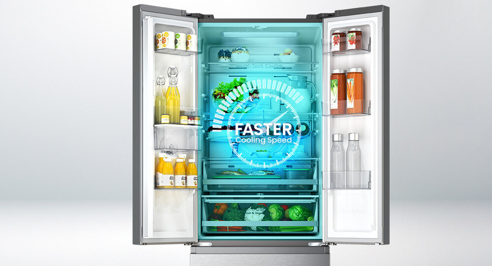 Otwarta lodówka z widocznymi półkami wypełnionymi różnymi produktami spożywczymi, takimi jak butelki, warzywa i słoiki. Na środku drzwi znajduje się napis \'FASTER Cooling Speed\'.