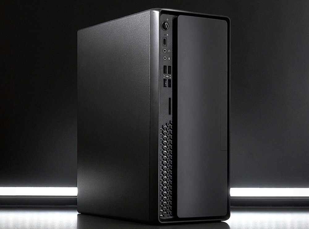 Komputer XQUANTUM XQR7R32S512GB-XA43WP Czarna obudowa komputera typu tower ustawiona na ciemnym tle, z widocznym przednim panelem wyposażonym w porty USB, złącza audio i przycisk zasilania