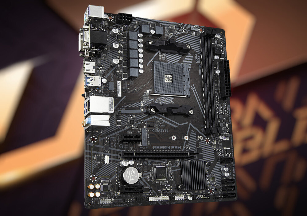 Komputer XQUANTUM XQR7R32S512GB-XA43WP Płyta główna w czarnej kolorystyce, ukazana na tle opakowania z oznaczeniem modelu, płyta główna, kompatybilność, audio, pamięć DDR4