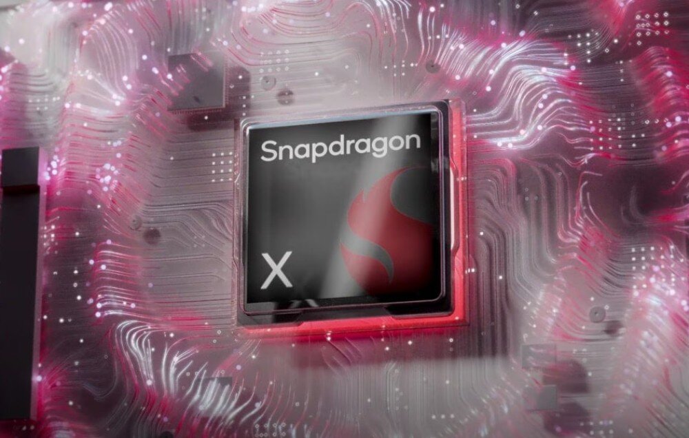 Obraz przedstawia procesor z napisem \'Snapdragon X\' na tle złożonego wzoru przypominającego obwody elektroniczne z różowymi akcentami.