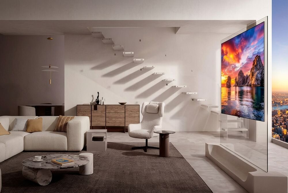 LG OLED83W69LA czas reakcji na poziomie 0,1 ms obsługuje ALLM automatyczny tryb niskiego opóźnienia kontrolerów Bluetooth Ultra Low Latency poniżej 3 ms Przezroczysty, wolnostojący wyświetlacz umieszczony w nowoczesnym wnętrzu, prezentujący pejzaż ze skałami o zmierzchu.