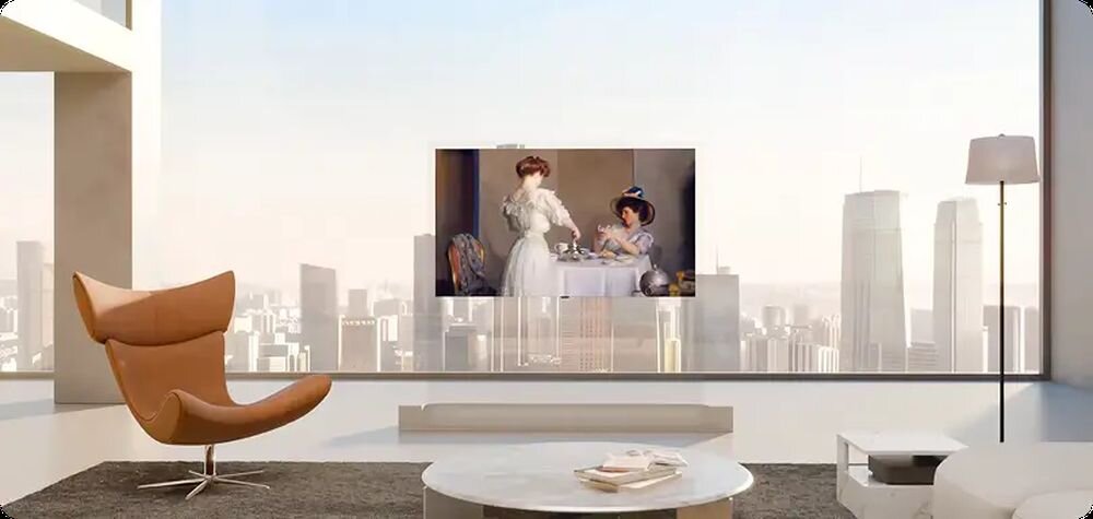 LG OLED83W69LA Obsługa HDMI 2.1 certyfikacja VESA DSC Technologia DSC wizualnie bezstratna wysokich rozdzielczości i częstotliwości odświeżania Przezroczysty ekran zawieszony na tle okna z widokiem na wieżowce, wyświetlający dzieło malarskie ze sceną przy stole.