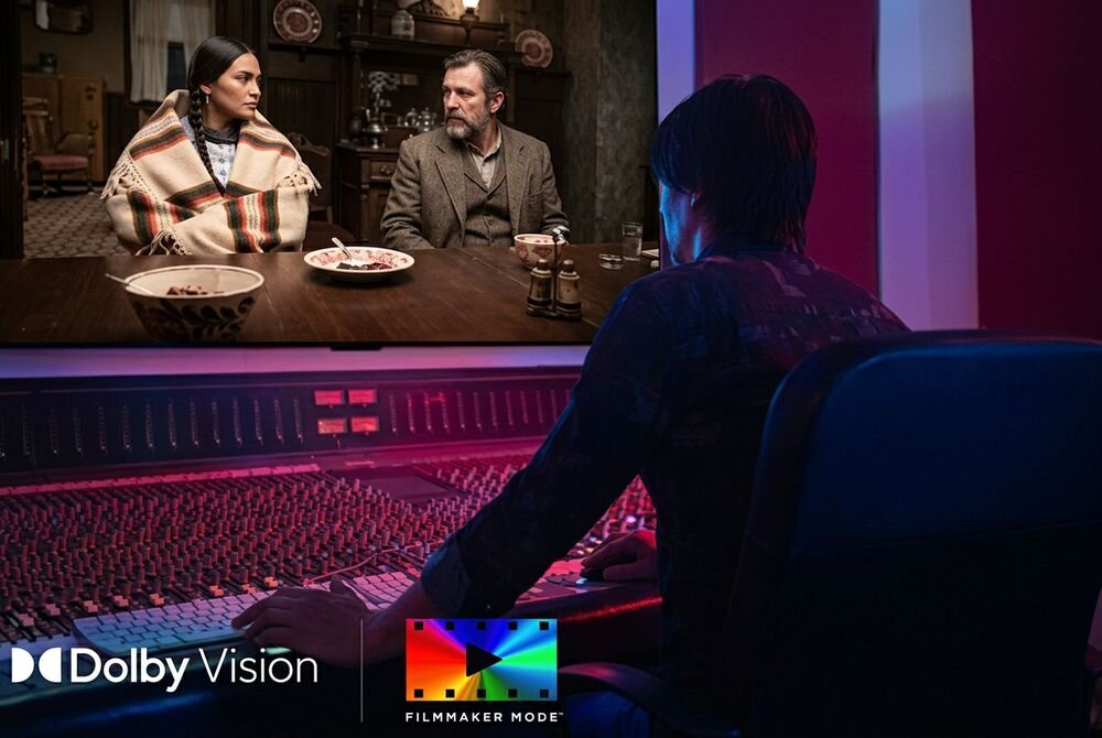 LG OLED83W69LA Dolby Vision oraz FILMMAKER MODE dostosowuje obraz do warunków w pomieszczeniu Postać pracująca przy konsole mikserskiej w studiu nagraniowym podczas analizy sceny filmowej widocznej na ekranie.