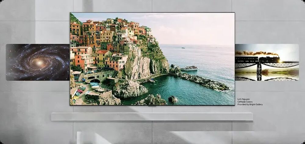LG OLED77W69LA Certyfikacja ClearMR 10000 ograniczania rozmycia obrazu Funkcja HGiG tonów HDR Główny wyświetlacz z widokiem nadmorskiego miasteczka oraz wiszący poniżej głośnik w otoczeniu kadrów przedstawiających kosmos i pociąg.