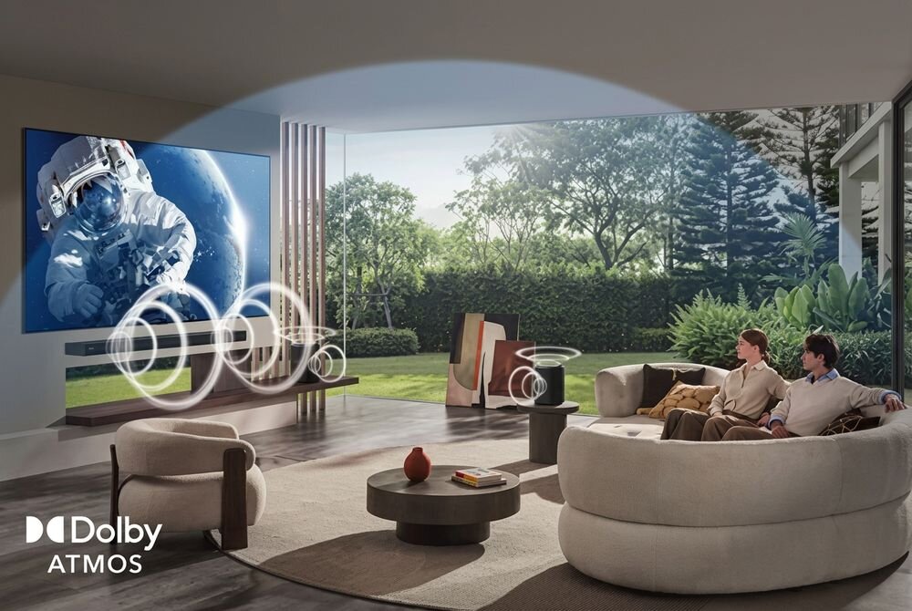 LG OLED77W69LA Technologie AI Sound oraz Virtual 11.1.2 Ch przestrzennego brzmienia System szerokiej sceny dźwiękowej Dolby Atmos zakresie 360° Para wypoczywająca w nowoczesnym salonie podczas oglądania sceny z kosmonautą z nakreśloną kopułą trójwymiarowego dźwięku.
