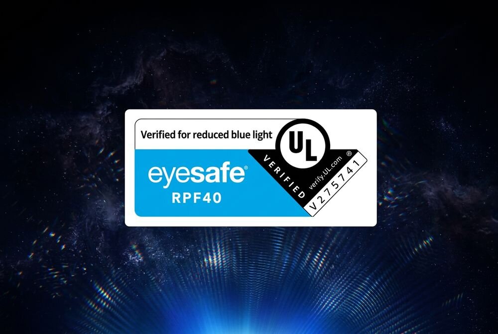 LG OLED77W69LA Certyfikacja Eyesafe emisji niebieskiego światła Funkcja Brightness Control jasność obrazu TruMotion z funkcją AI Genre Selection Etykieta certyfikatu potwierdzającego redukcję obciążającego wzrok światła na tle kosmicznym.