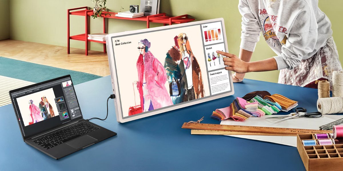 Ekran telewizora LG podłączony kablem USB-C do laptopa.