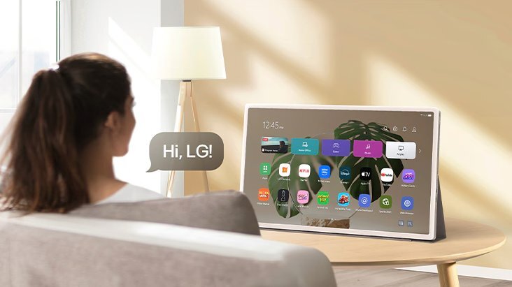 Osoba używająca funkcji sterowania głosowego telewizora LG. 