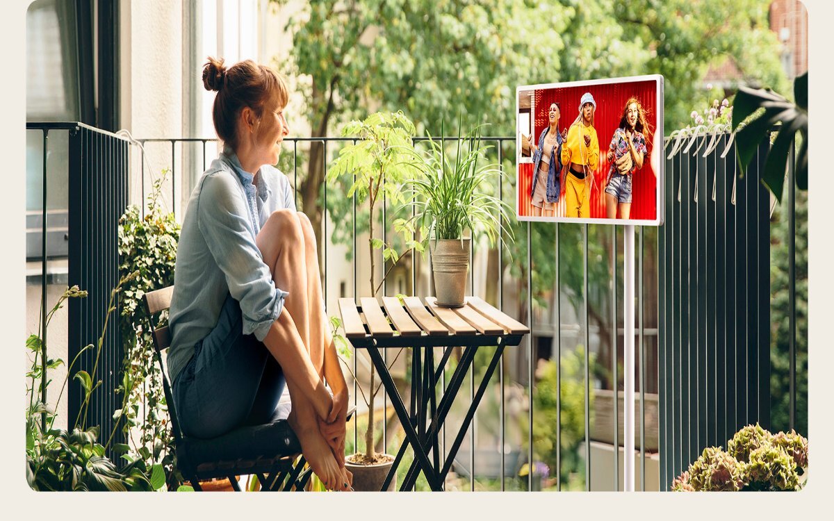 Kobieta oglądająca teledysk na ekranie telewizora LG.
