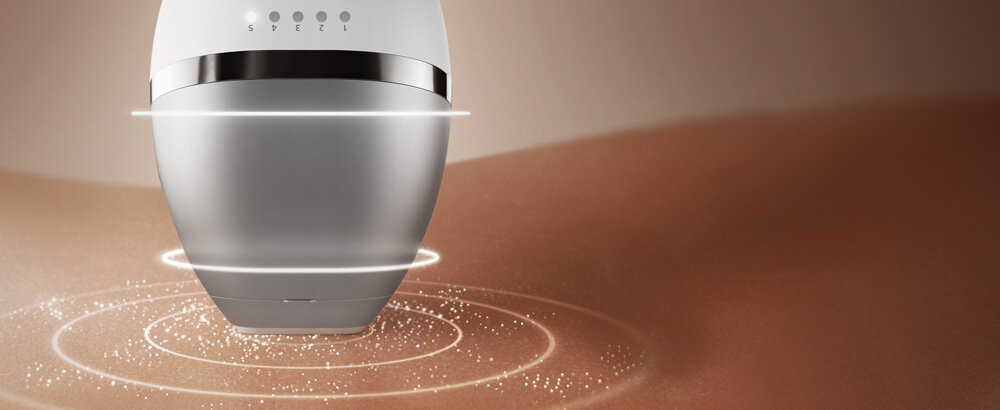 Depilator Philips Lumea dotyka skóry. Wokół niego roztaczają się świetlne okręgi.