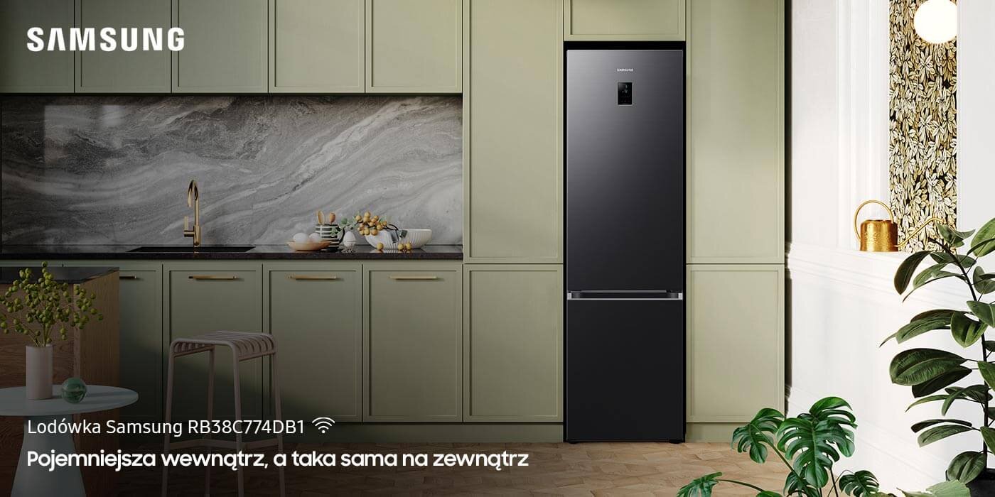 Dwudrzwiowa lodówka Samsung RB38C774DB1 z oferty sieci Media Markt, która ma możliwość kontrolowania i obniżania zużycia prądu za pomocą aplikacji W kuchni znajduje się czarna lodówka z logo Samsung, otoczona jasnymi szafkami. Na dole obrazu widnieje tekst: \'Lodówka Samsung RB38C774DB1 Pojemniejsza wewnątrz, a taka sama na zewnątrz\'.