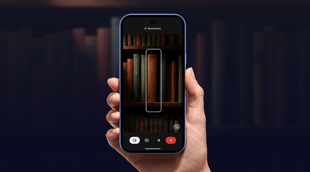 Osoba trzyma smartfon z włączoną aplikacją do rozpoznawania tekstu, skierowaną na półkę z książkami. Na ekranie widoczne są ikony aplikacji oraz przyciski do nagrywania i zatrzymywania.
