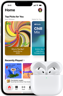 Smartfon z wyświetlaczem pokazującym aplikację muzyczną z różnymi albumami i playlistami. Przed telefonem znajdują się bezprzewodowe słuchawki w etui ładującym.