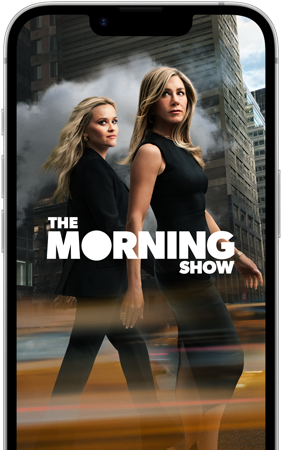 Na ekranie smartfona widoczny jest plakat z napisem \'THE MORNING SHOW\', przedstawiający dwie kobiety w eleganckich strojach na tle miejskiego krajobrazu.