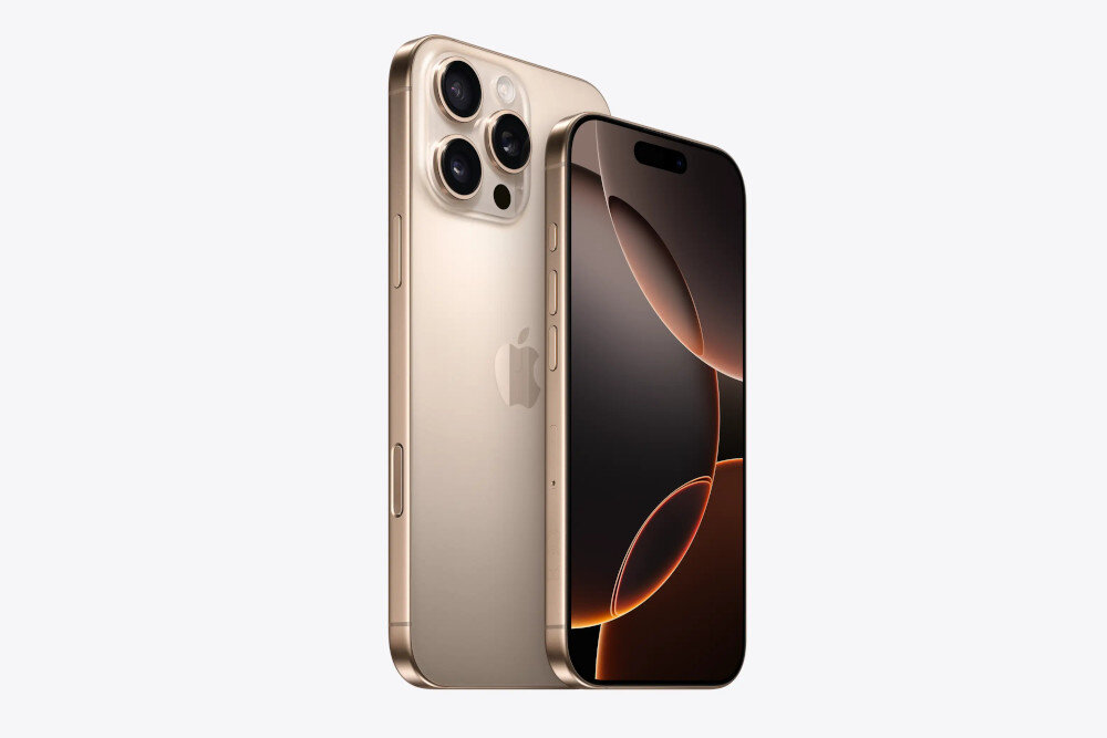 Na obrazie widoczny jest smartfon z trzema aparatami z tyłu i wyświetlaczem z zaokrąglonymi rogami. Obudowa ma metaliczny kolor, a na tylnej części znajduje się logo w kształcie nadgryzionego jabłka.