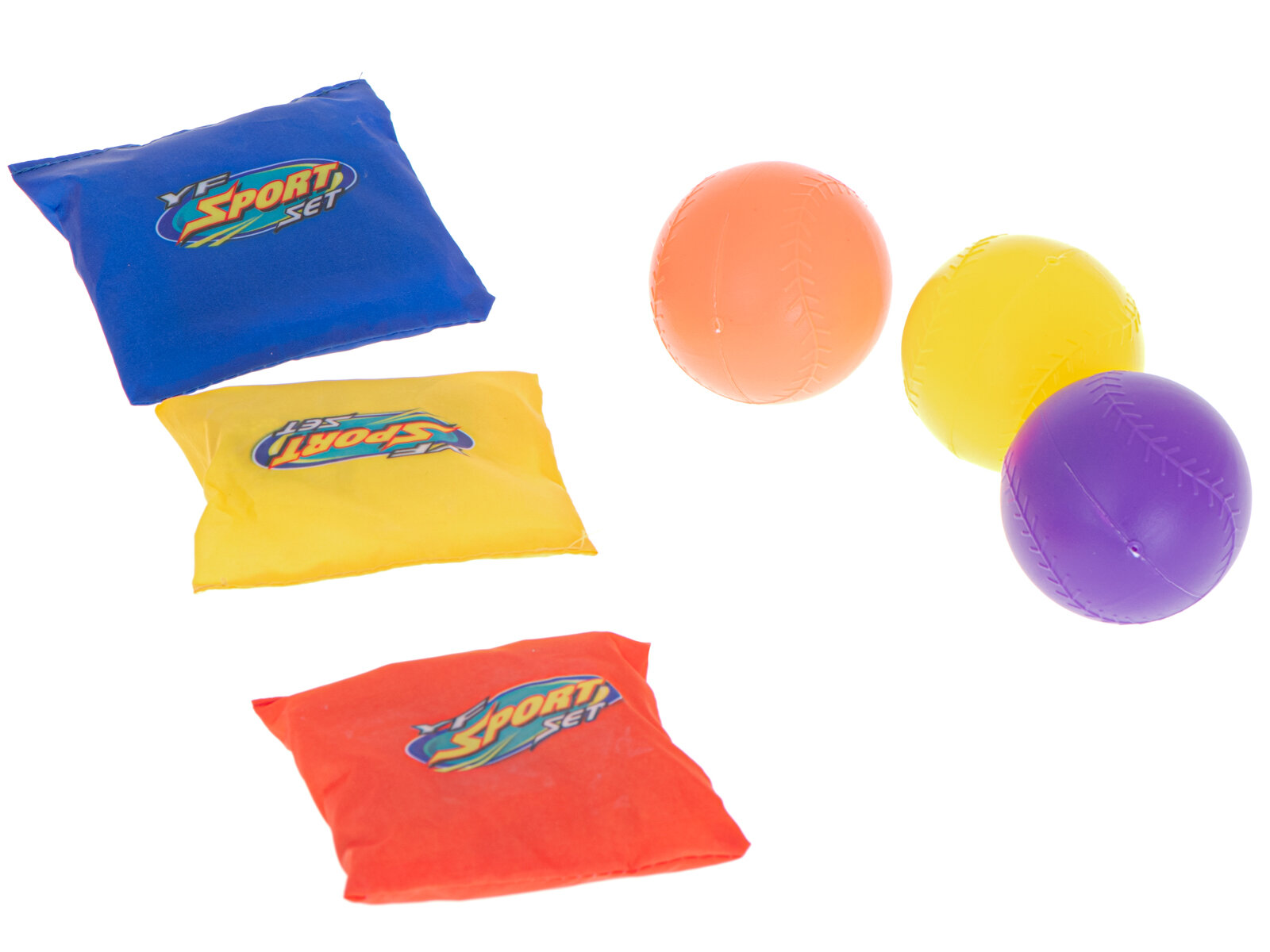Na obrazie widoczne są trzy kolorowe woreczki z napisem \'Sport set\' oraz trzy piłki w kolorach pomarańczowym, żółtym i fioletowym.