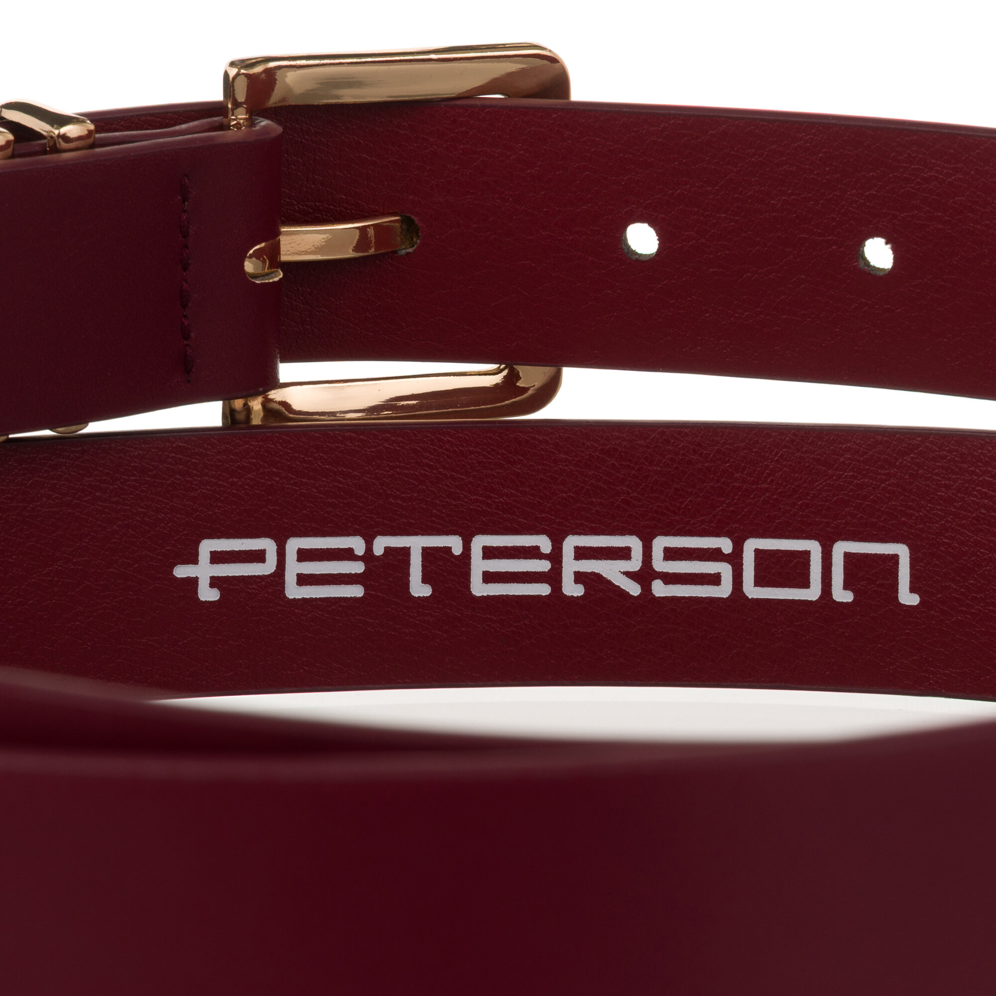 Burgundowy pasek z ekologicznej skóry z klasyczną klamrą w złotym kolorze. Na pasku widoczne jest białe logo \'PETERSON\'.