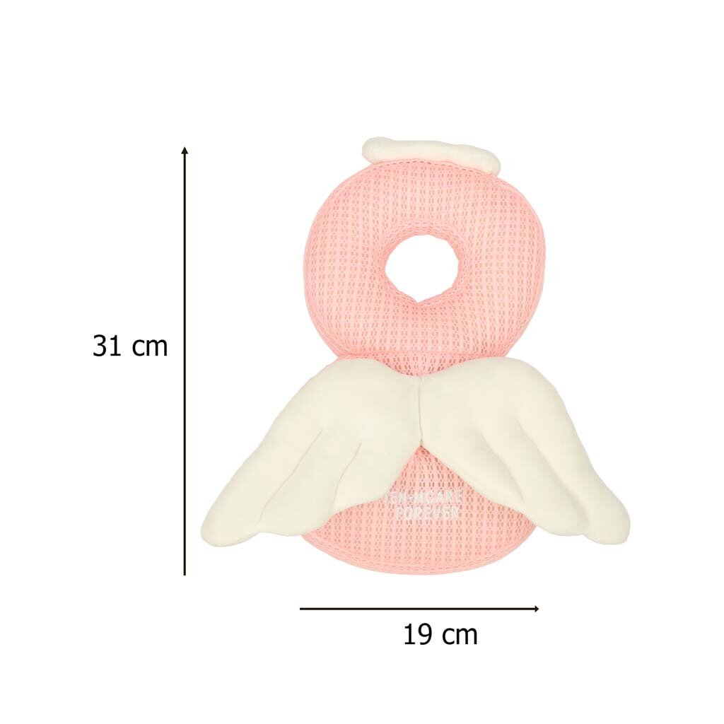 Różowa poduszka w kształcie ósemki z otworem na górze, ozdobiona białymi skrzydłami. Wymiary poduszki to 31 cm wysokości i 19 cm szerokości.