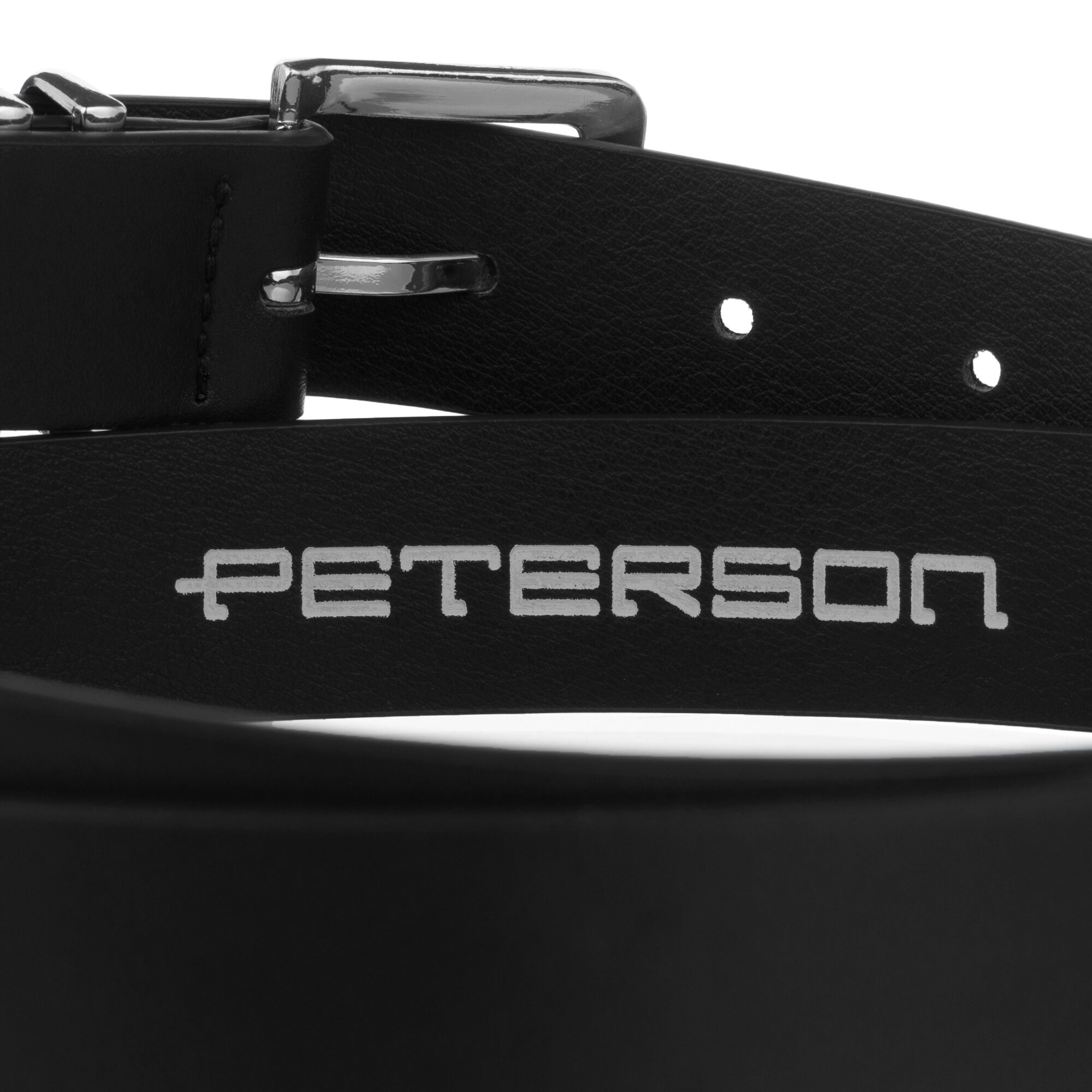 Czarny pasek z ekologicznej skóry z klasyczną klamrą. Na pasku widoczne jest logo \'PETERSON\'.