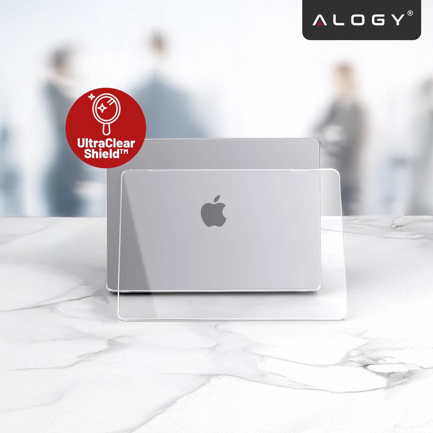 Na obrazie widoczny jest laptop z logo jabłka, na którym znajduje się przezroczyste etui. W lewym górnym rogu znajduje się czerwone kółko z napisem \'UltraClear Shield™\', a w prawym górnym rogu logo \'ALOGY\'.