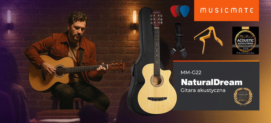 Obraz przedstawia mężczyznę grającego na gitarze akustycznej w przytulnym wnętrzu. Obok widoczna jest gitara akustyczna w pokrowcu, tekst \'MM-G22 NaturalDream Gitara akustyczna\' oraz logo MUSICMATE.