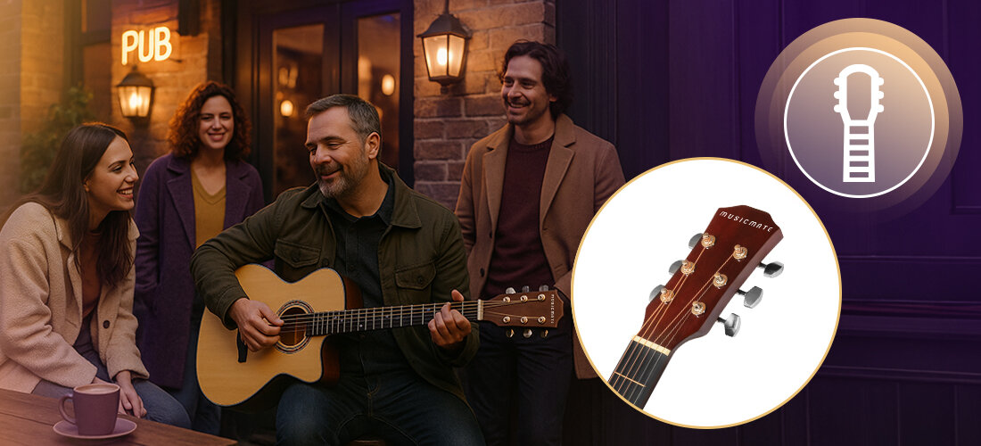 Grupa osób siedzi przy stoliku na zewnątrz, jedna z nich gra na gitarze akustycznej. W okręgu widoczny jest zbliżony obraz główki gitary z napisem \'MUSICMATE\'.