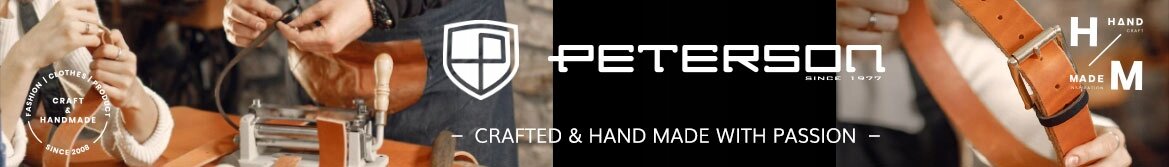 Obraz przedstawia proces ręcznego tworzenia skórzanego paska. Widoczne jest logo \'PETERSON\' oraz tekst \'CRAFTED & HAND MADE WITH PASSION\'.