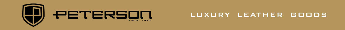 Obraz przedstawia logo z napisem \'PETERSON\' oraz tekstem \'LUXURY LEATHER GOODS\' na brązowym tle.