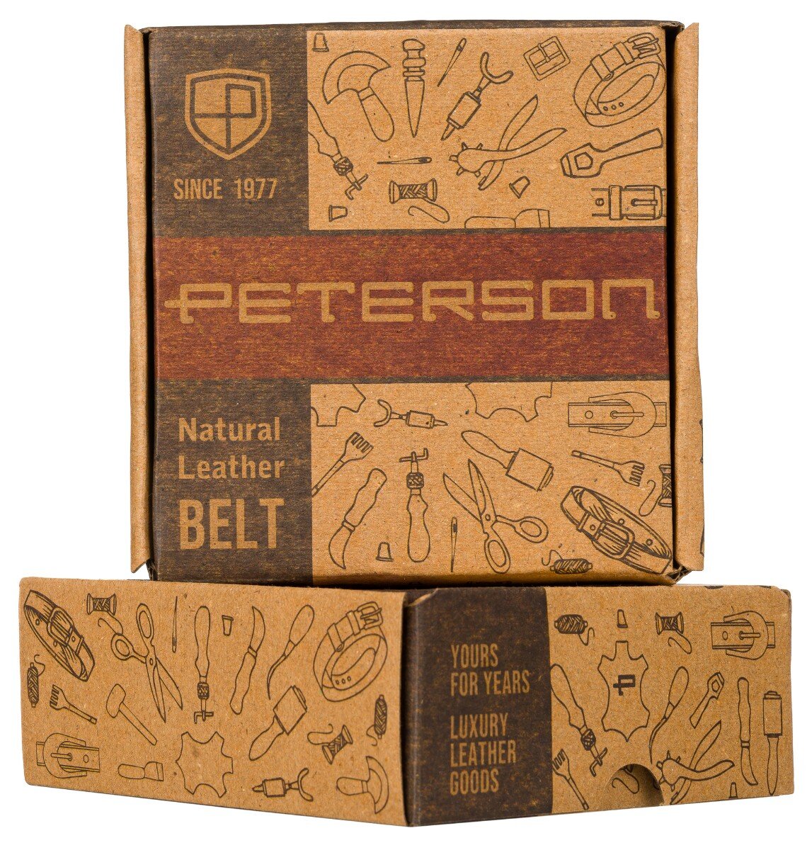 Opakowanie z tektury z nadrukiem narzędzi i napisem \'PETERSON Natural Leather BELT\'. Widoczne są również napisy \'SINCE 1977\' oraz \'YOURS FOR YEARS LUXURY LEATHER GOODS\'.