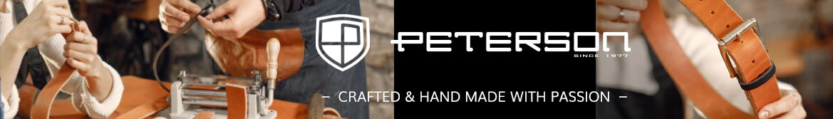 Obraz przedstawia proces ręcznego tworzenia skórzanego paska. Widoczne jest logo PETERSON oraz tekst \'CRAFTED & HAND MADE WITH PASSION\'.