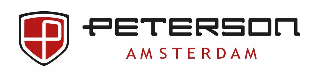 Logo z napisem \'PETERSON AMSTERDAM\' oraz tarczą z literą \'P\' w kolorze czerwonym i białym.