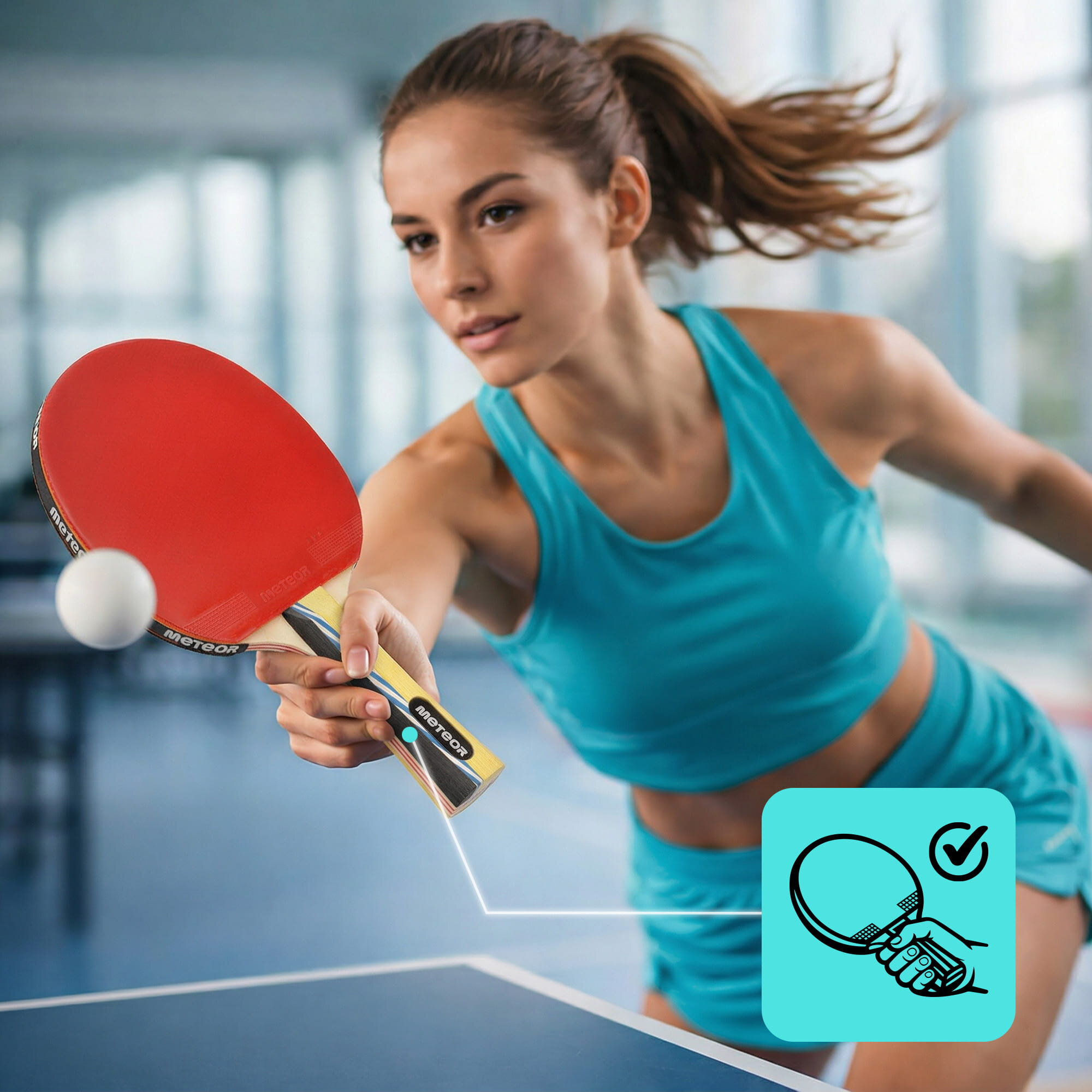 Osoba w niebieskim stroju sportowym gra w tenisa stołowego, trzymając czerwoną rakietkę z widocznym logo \'meteor\'. W prawym dolnym rogu znajduje się niebieska ikona przedstawiająca rakietkę i dłoń z zaznaczeniem poprawnego chwytu.