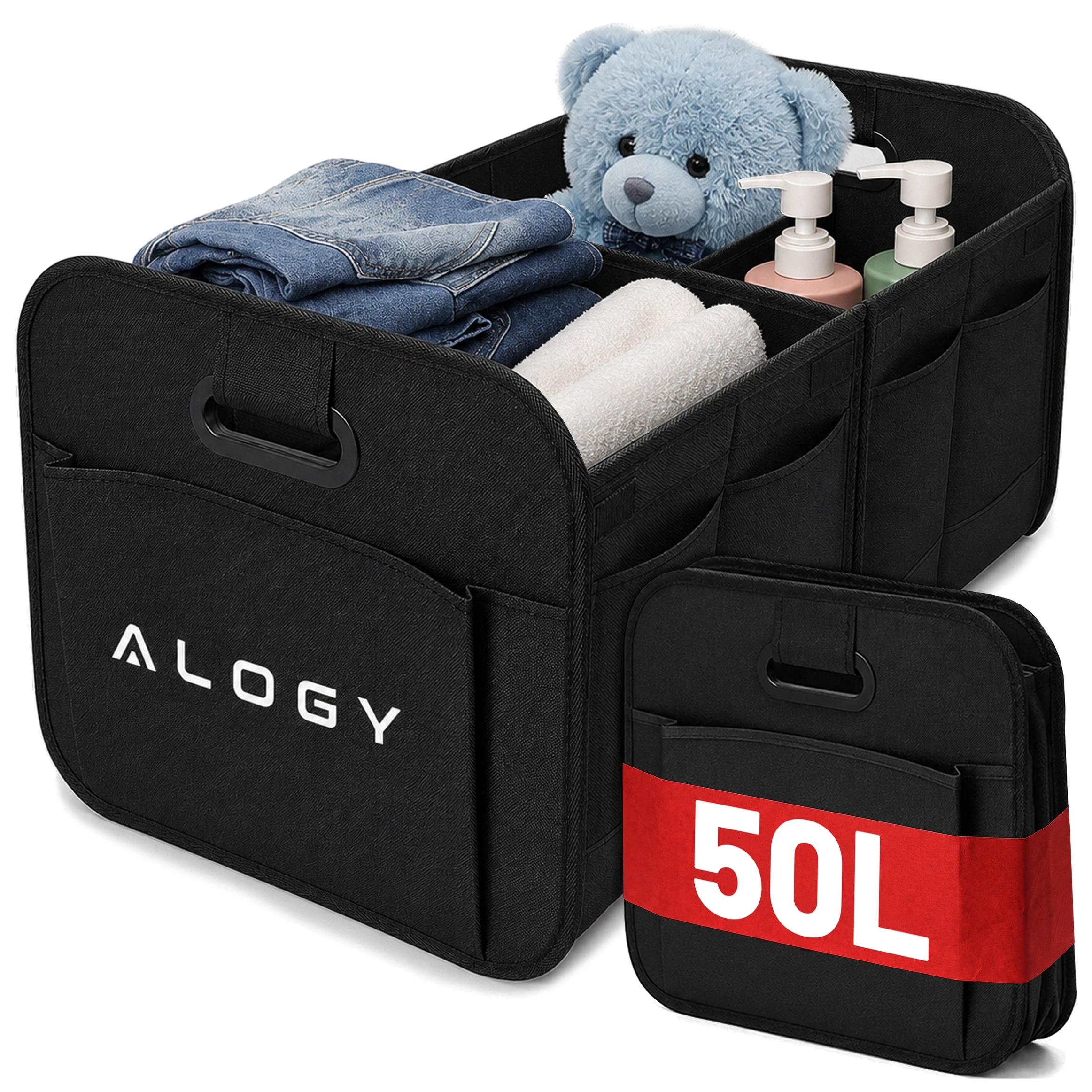 Czarny organizer do bagażnika z logo \'ALOGY\', wypełniony złożonymi ubraniami, ręcznikami, pluszowym misiem i butelkami z pompką. Obok znajduje się złożona wersja organizera z napisem \'50L\' na czerwonym tle.