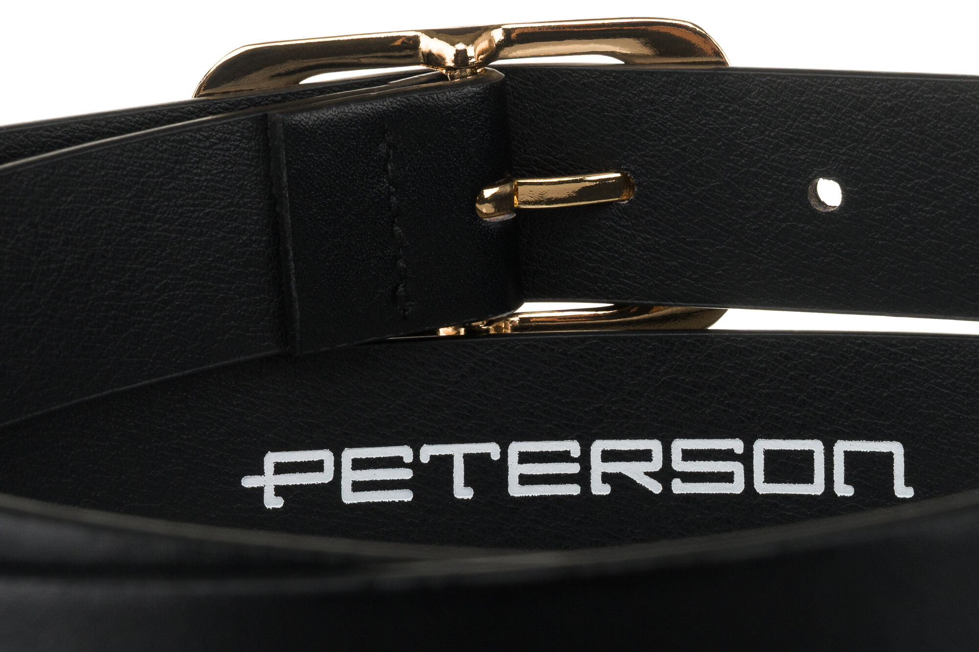 Czarny pasek z ekologicznej skóry z klasyczną złotą klamrą. Widoczne jest białe logo \'PETERSON\'.