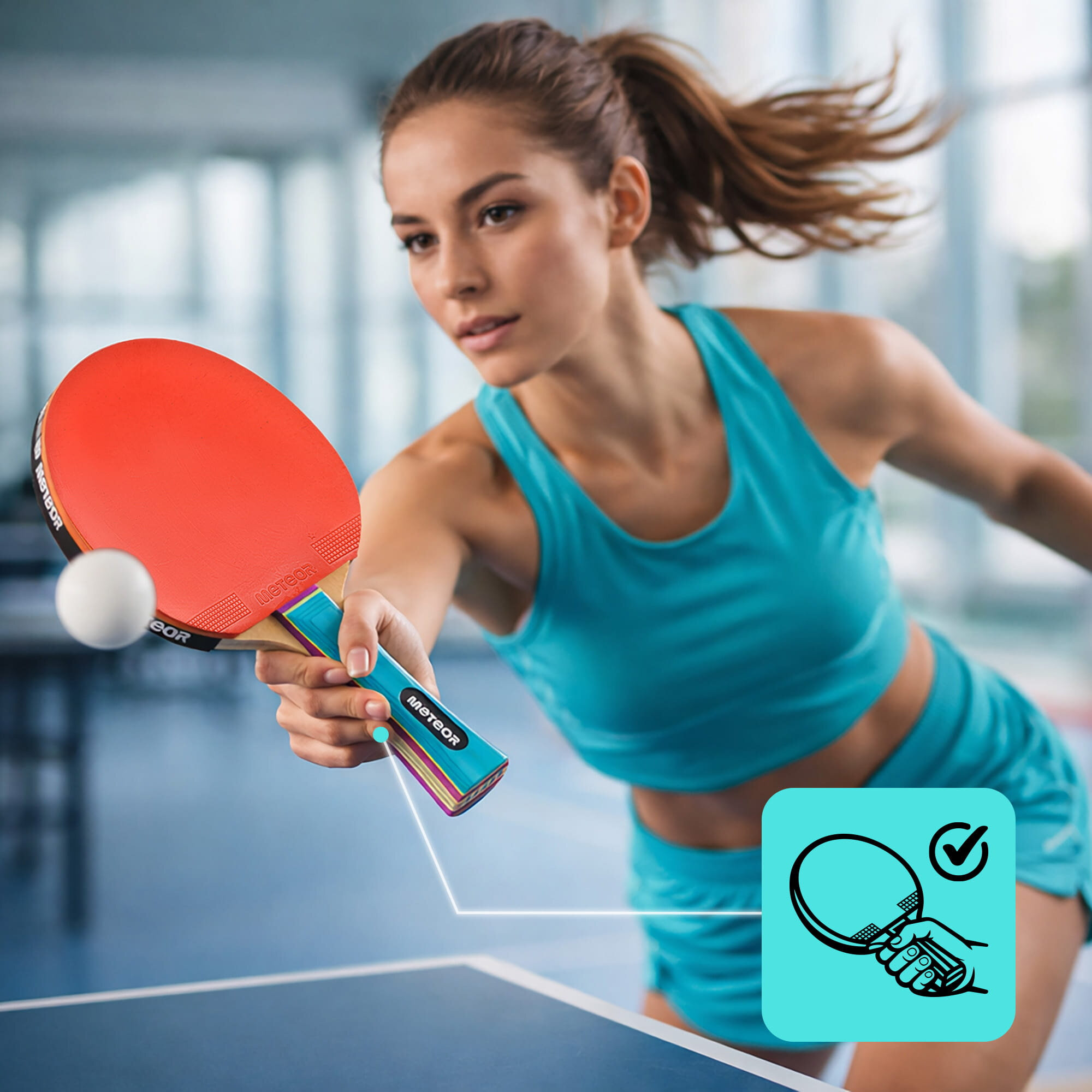 Osoba w niebieskim stroju sportowym gra w tenisa stołowego, trzymając rakietkę z czerwonym obiciem i napisem \'METEOR\'. Obok znajduje się ikona przedstawiająca rękę trzymającą rakietkę z zaznaczeniem poprawnego chwytu.