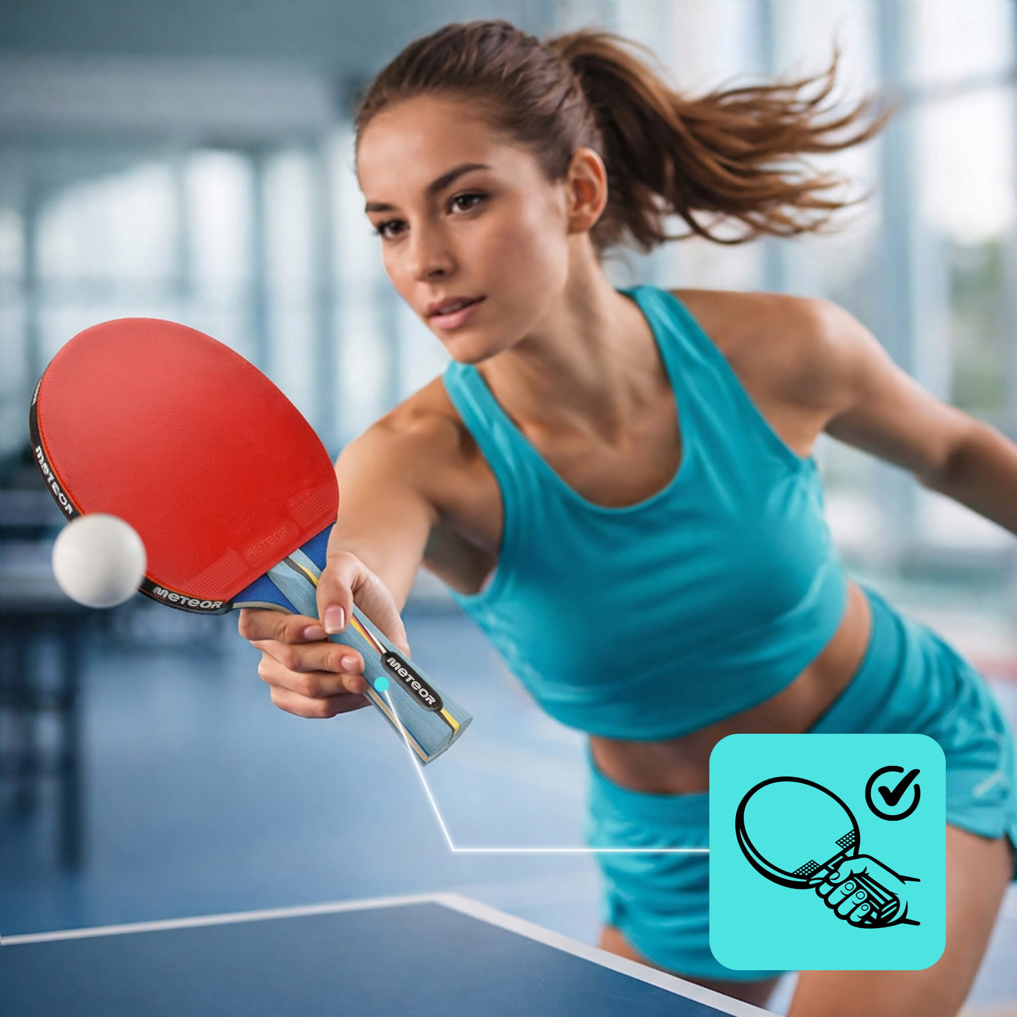 Osoba w niebieskim stroju sportowym gra w tenisa stołowego, trzymając czerwoną rakietkę z napisem \'METEOR\'. W prawym dolnym rogu znajduje się ikona przedstawiająca rękę trzymającą rakietkę z zaznaczeniem \'check\'.