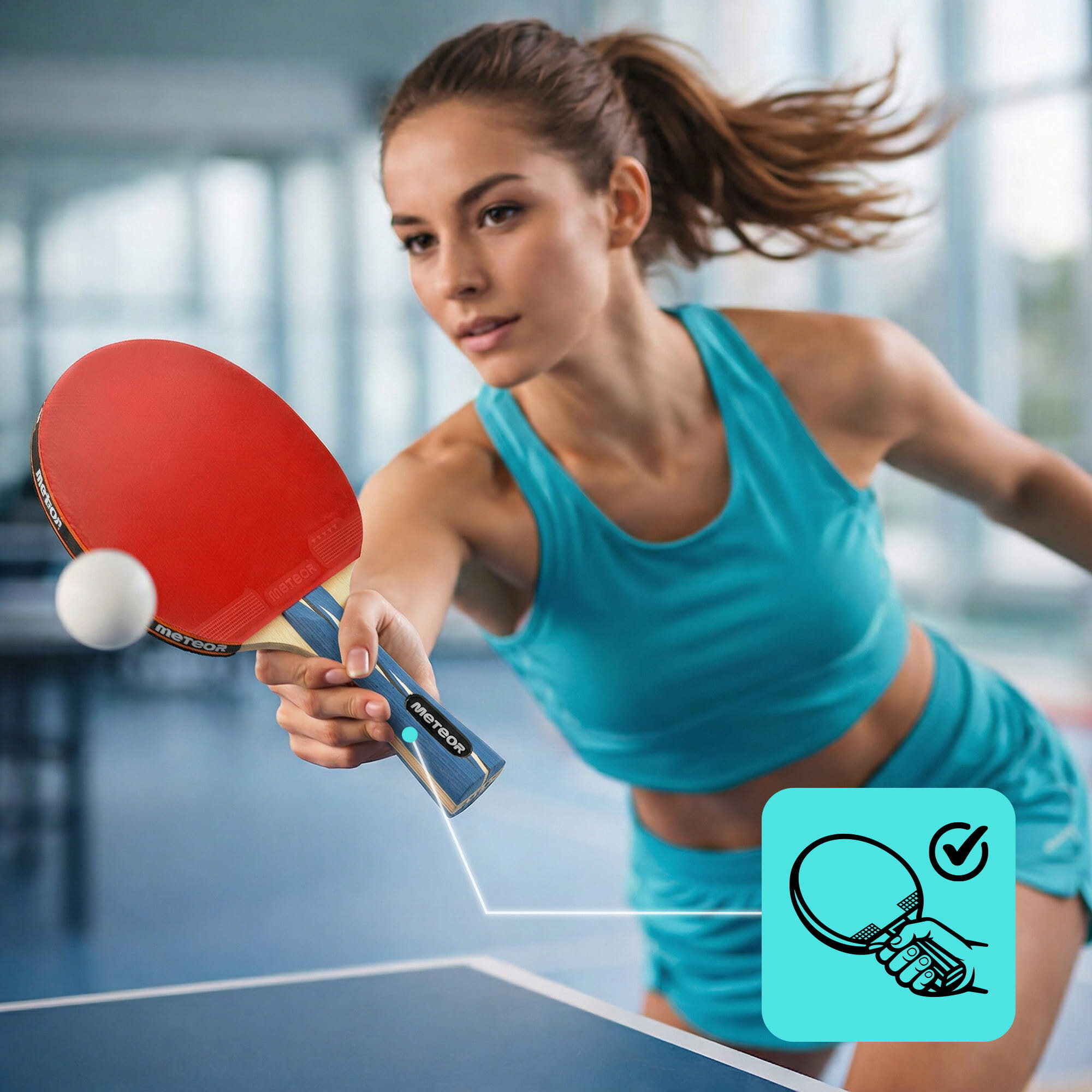 Osoba w niebieskim stroju sportowym gra w tenisa stołowego, trzymając rakietkę z czerwonym obiciem i logo \'METEOR\'. Obok znajduje się niebieska ikona przedstawiająca rękę trzymającą rakietkę i symbol zatwierdzenia.